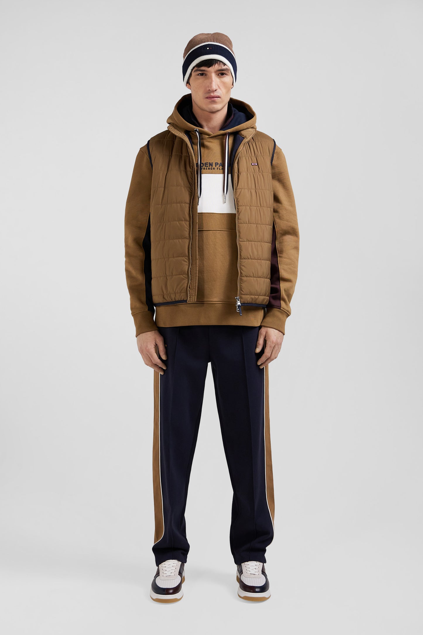 Sleeveless quilted down jacket with hazelnut stand-up collar