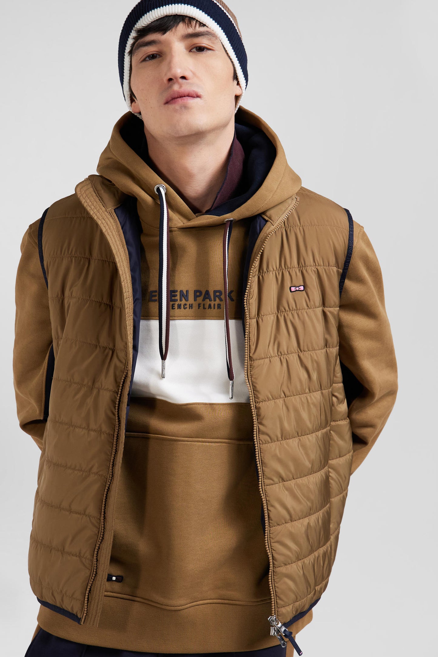 Sleeveless quilted down jacket with hazelnut stand-up collar