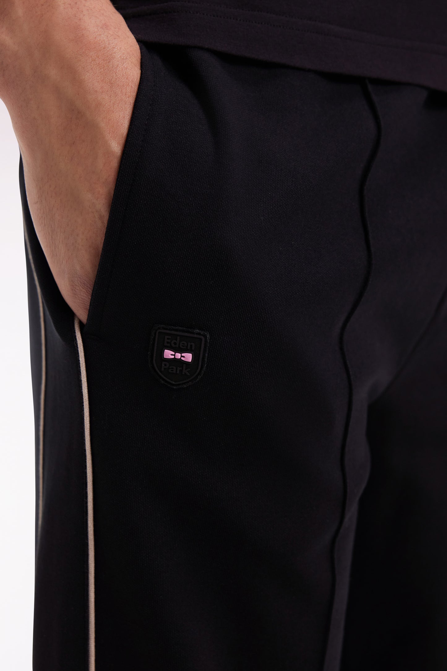 Black brushed fleece jogging suit with piping and front pleats, straight cut
