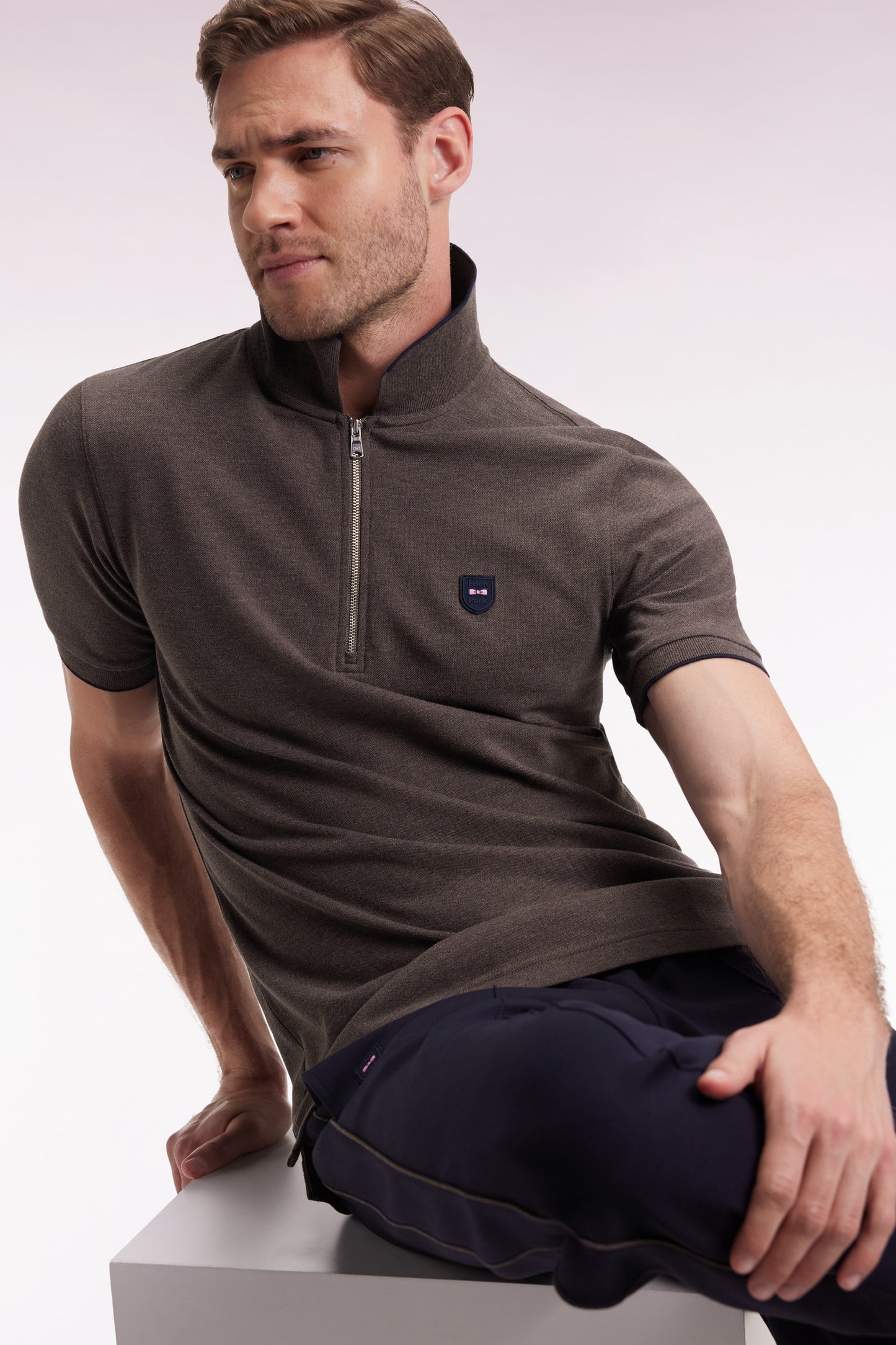 Short-sleeved polo shirt in brown stretch cotton piqué with zip and slim fit