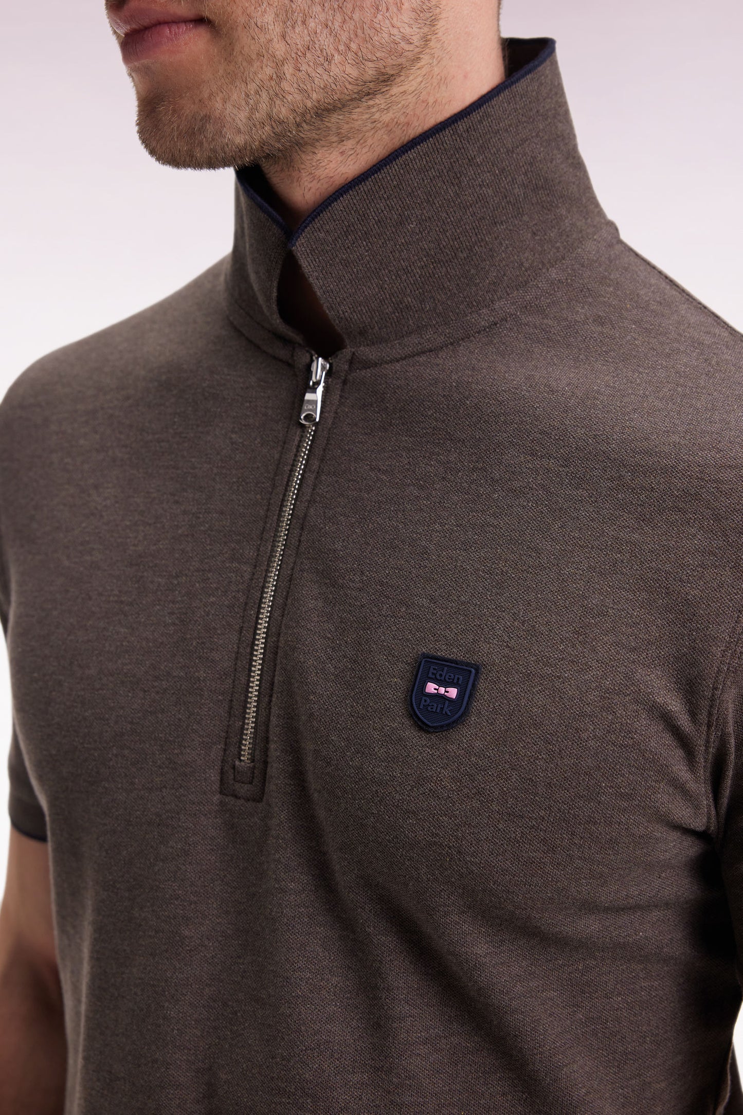 Short-sleeved polo shirt in brown stretch cotton piqué with zip and slim fit