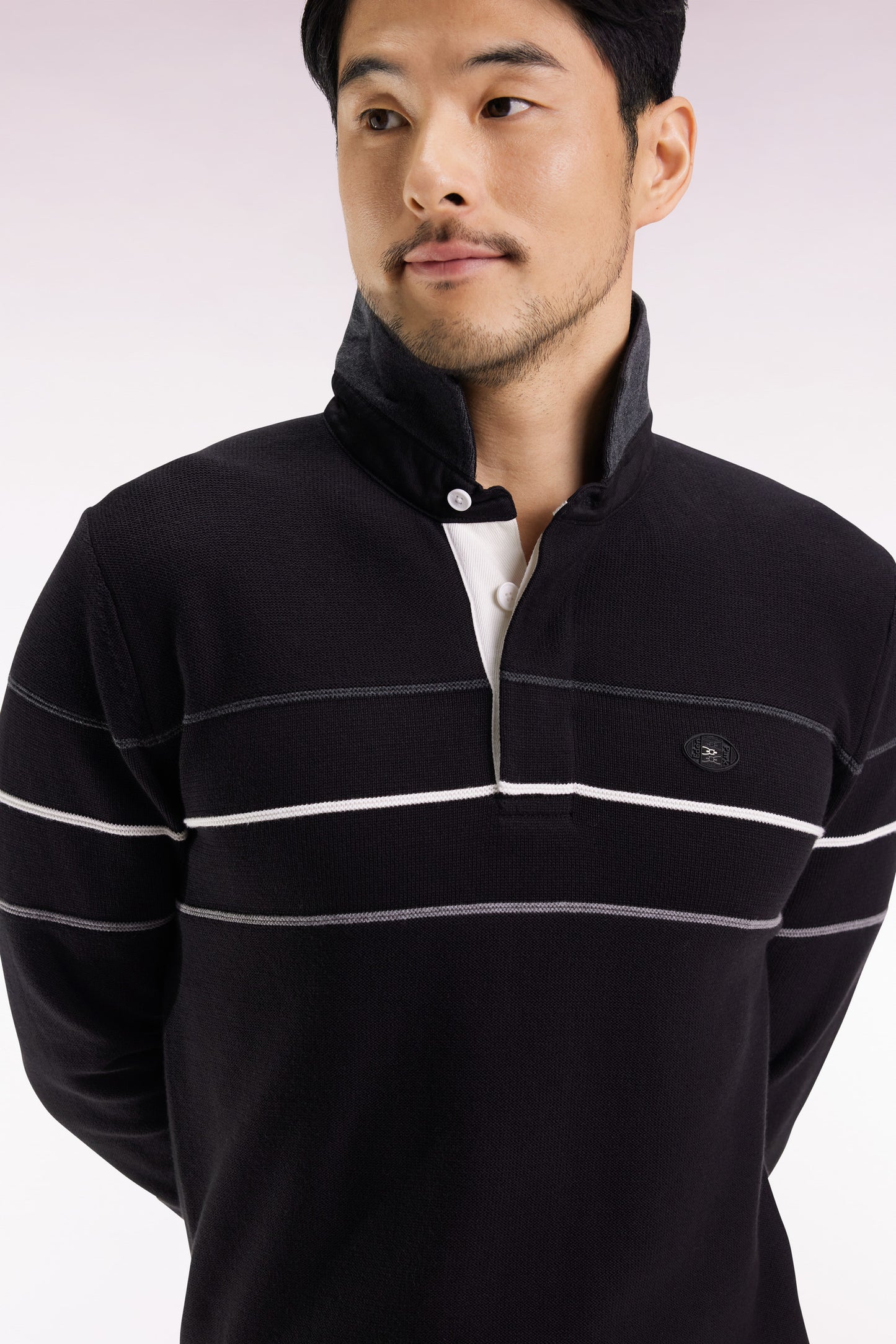 Pull col maillot en coton noir dos brodé
