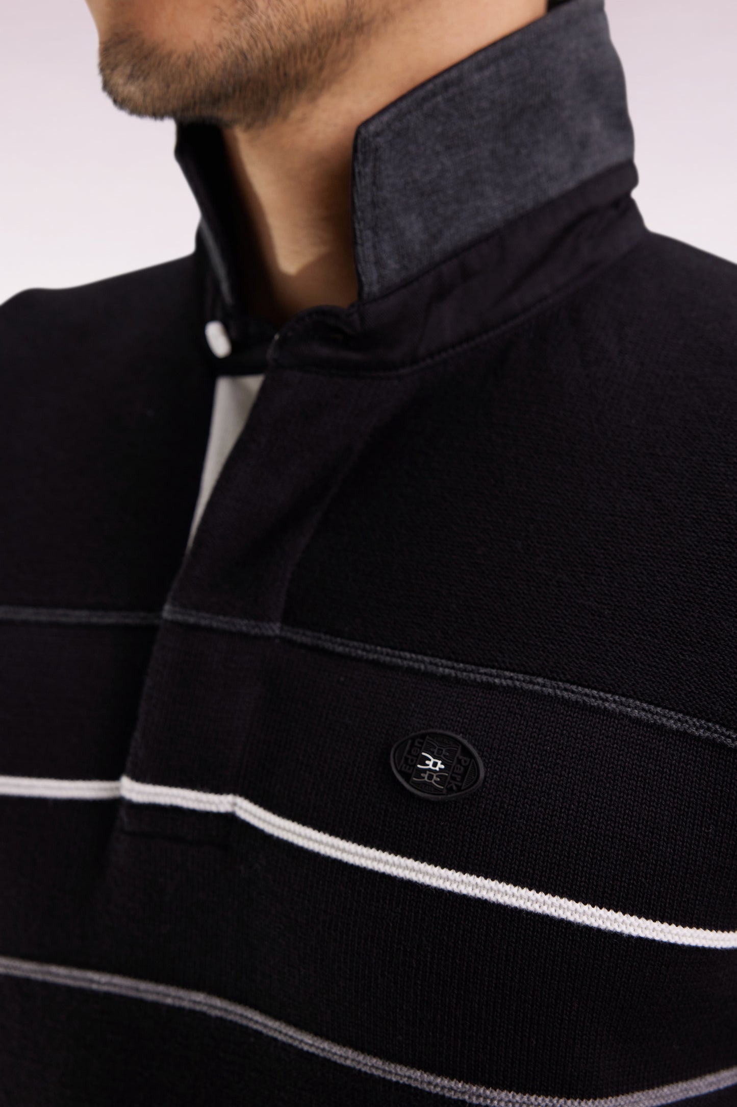 Pull col maillot en coton noir dos brodé