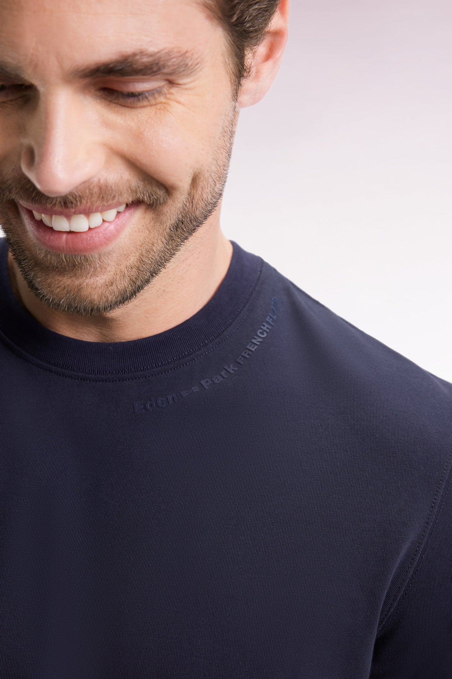 Short-sleeved navy cotton T-shirt with logo