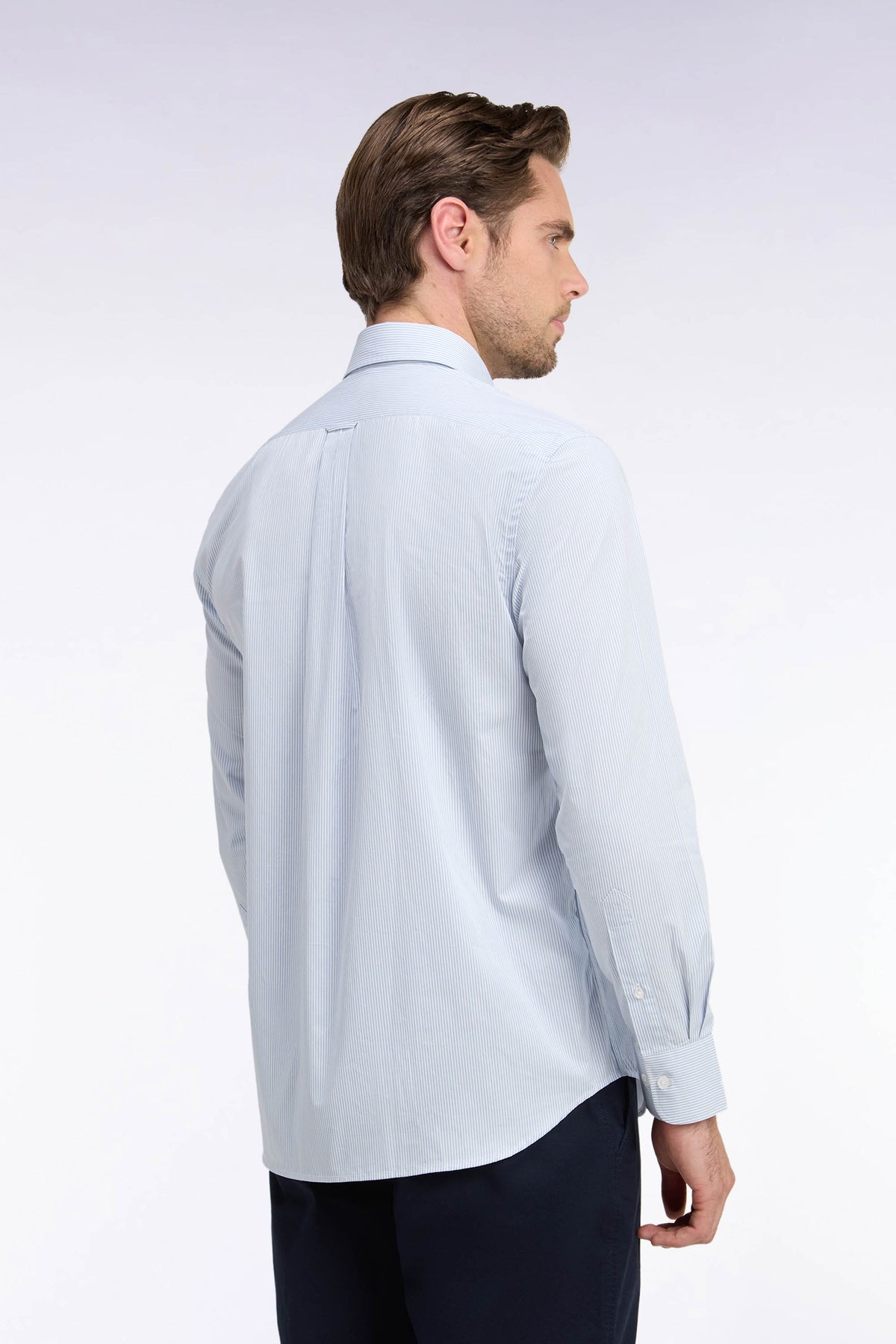 Chemise en coton blanc à fines rayures ciel coupe droite