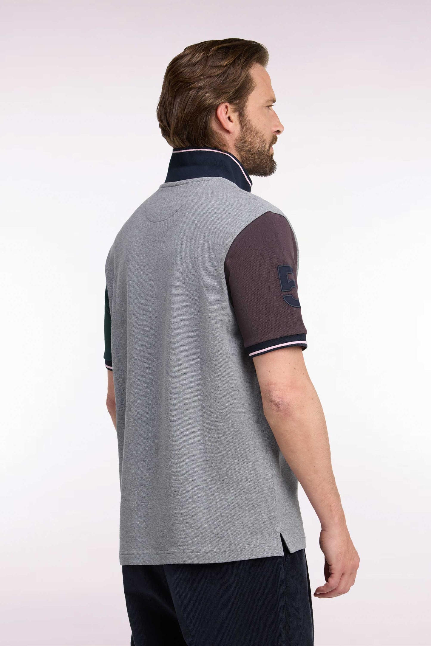Polo manches courtes en coton gris à découpes et écusson coupe droite