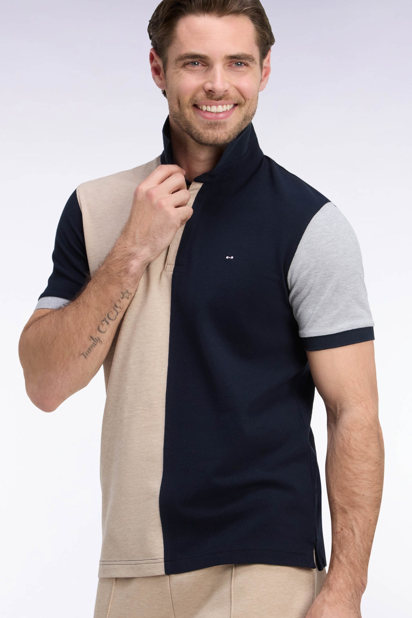 Polo manche courtes en piqué de coton peigné tricolore beige coupe droite