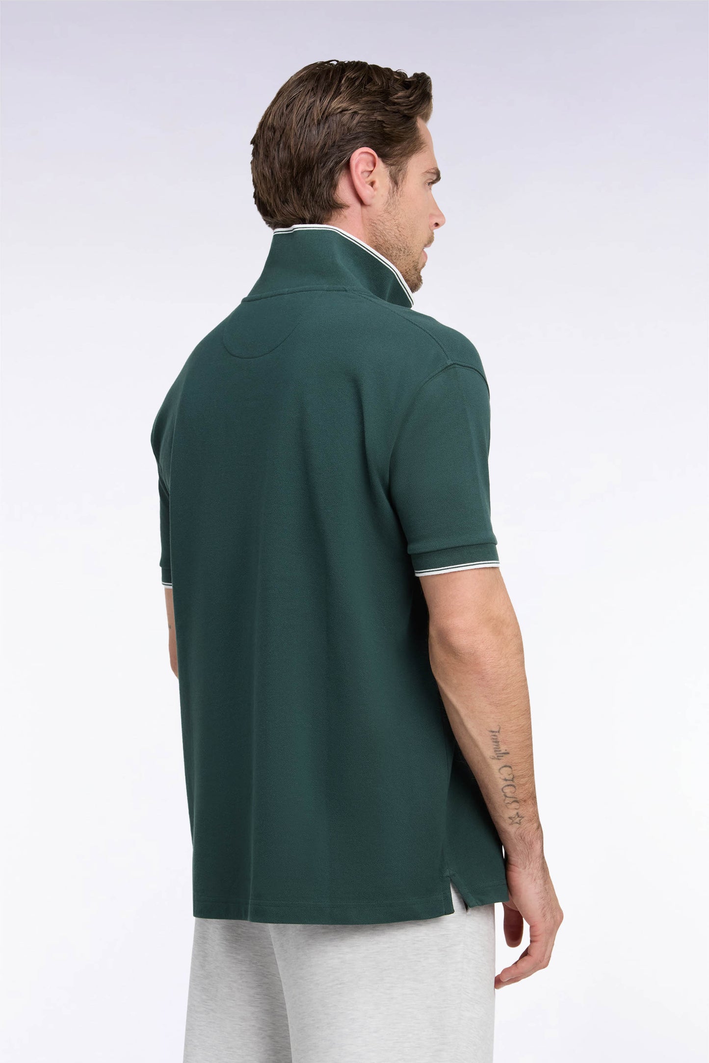 Polo manches courtes en coton vert à écusson coupe droite