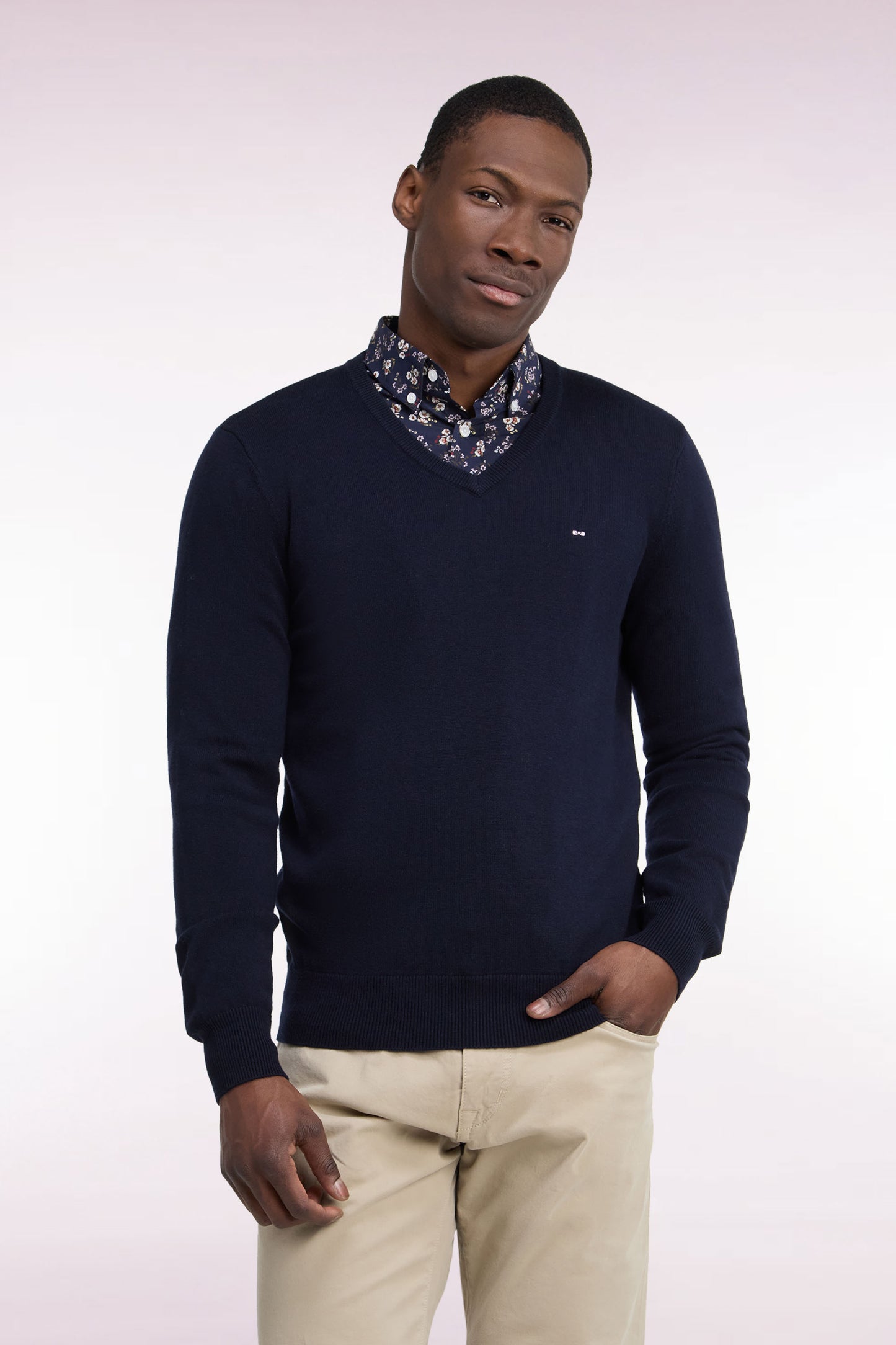 Pull col V en laine et coton marine coupe droite