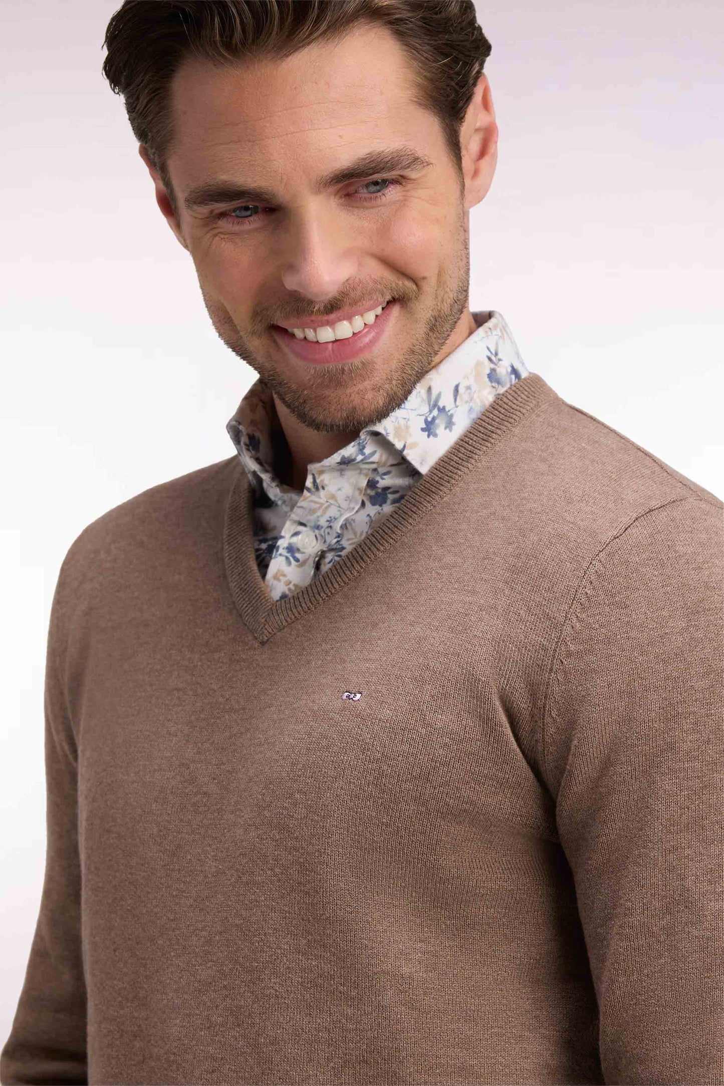 Pull col V en laine et coton marron coupe droite