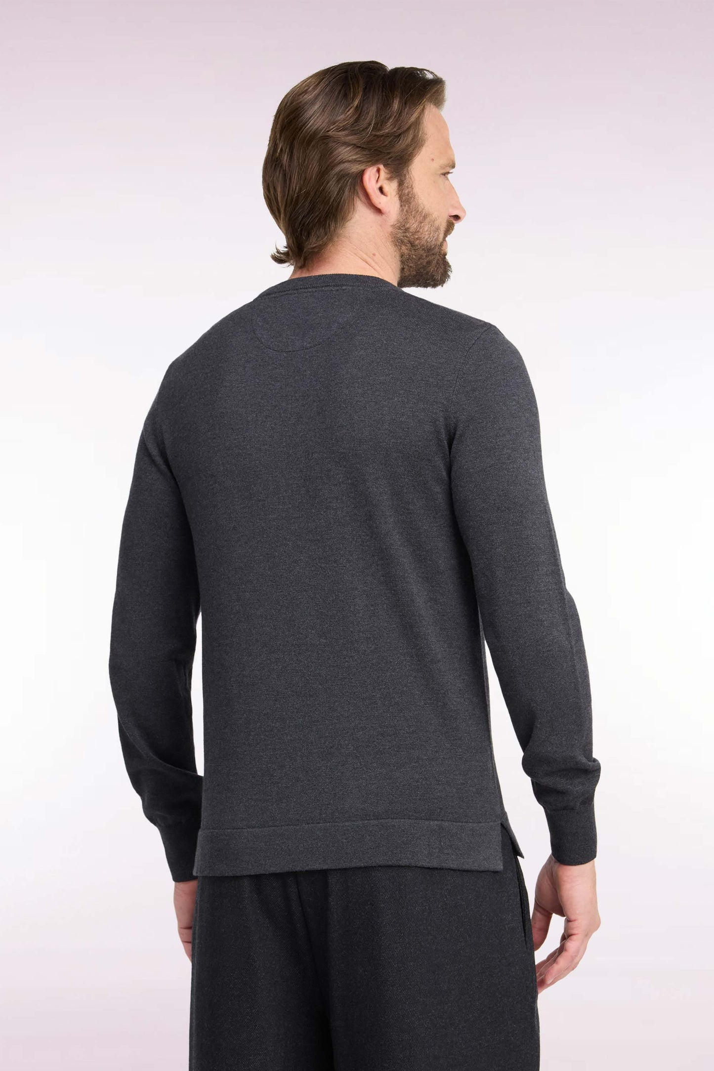 Pull à col rond en coton et viscose gris foncé coupe droite