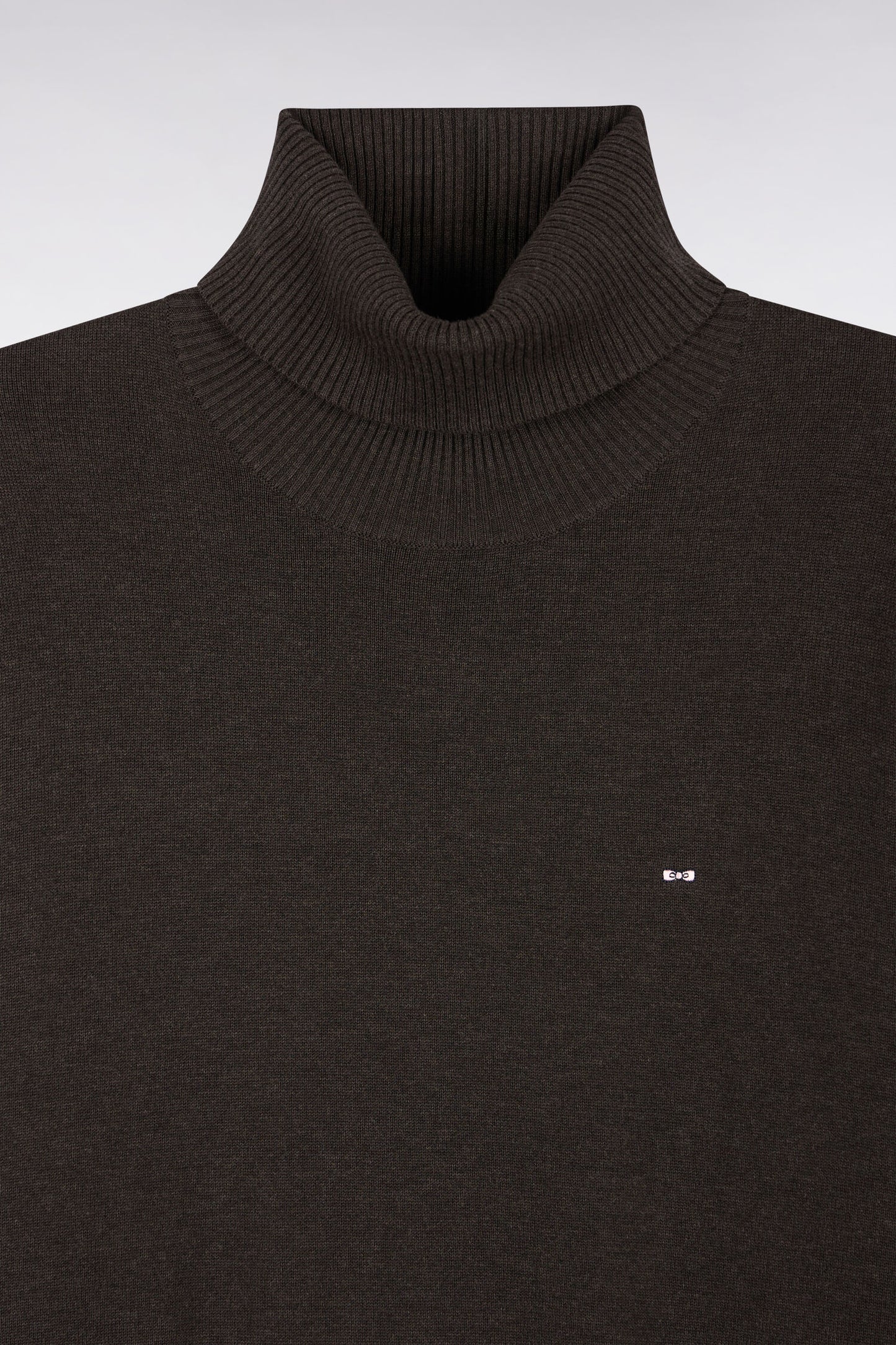 Pull à col roulé en coton et viscose marron coupe droite