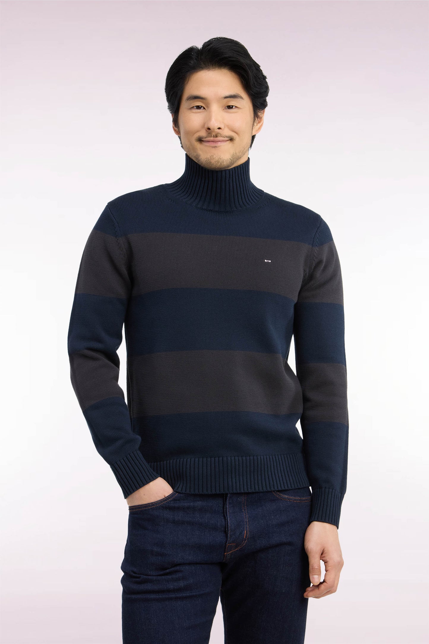 Pull col cheminée en coton rayé marron et marine coupe droite