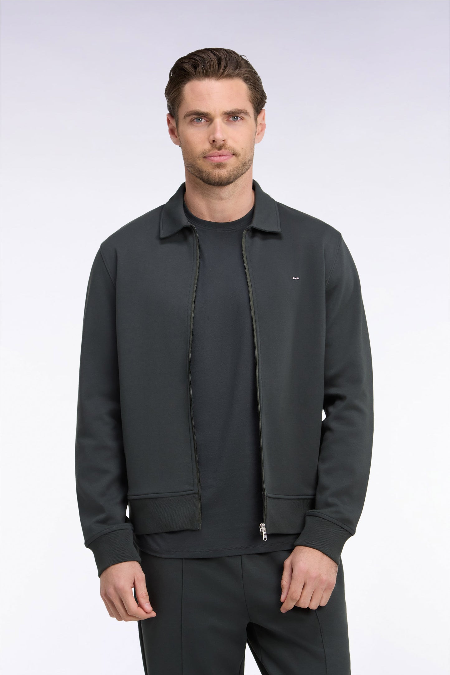 Sweatshirt zippé à col polo en coton kaki coupe droite
