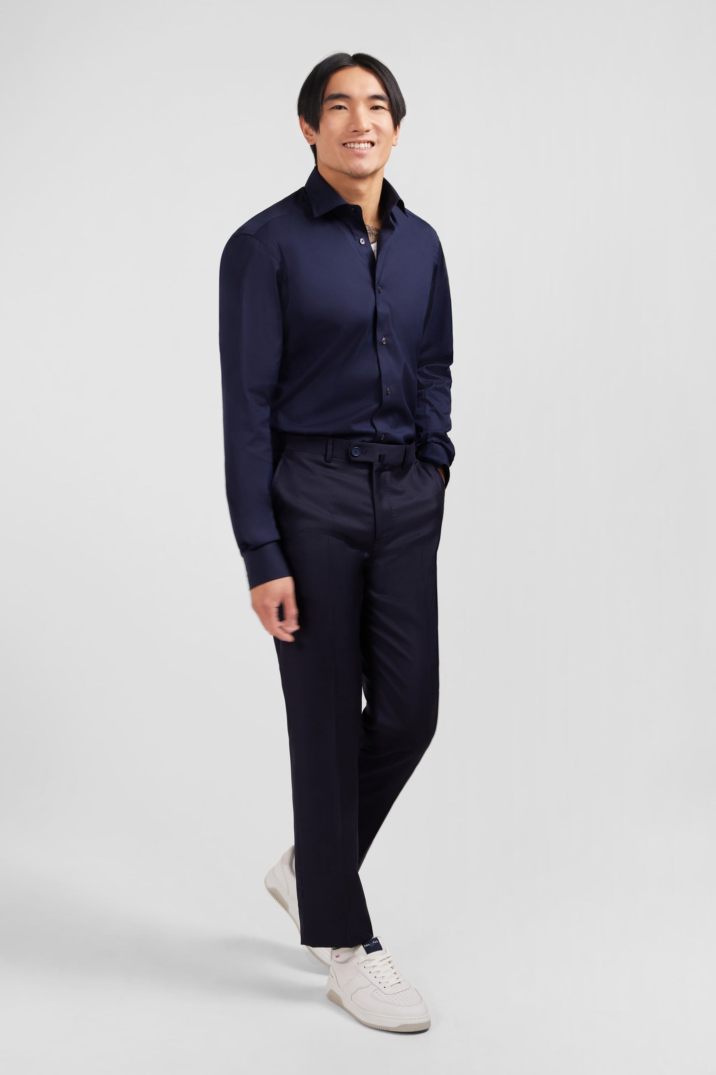 Regular dark blue wool trousers with broken fold