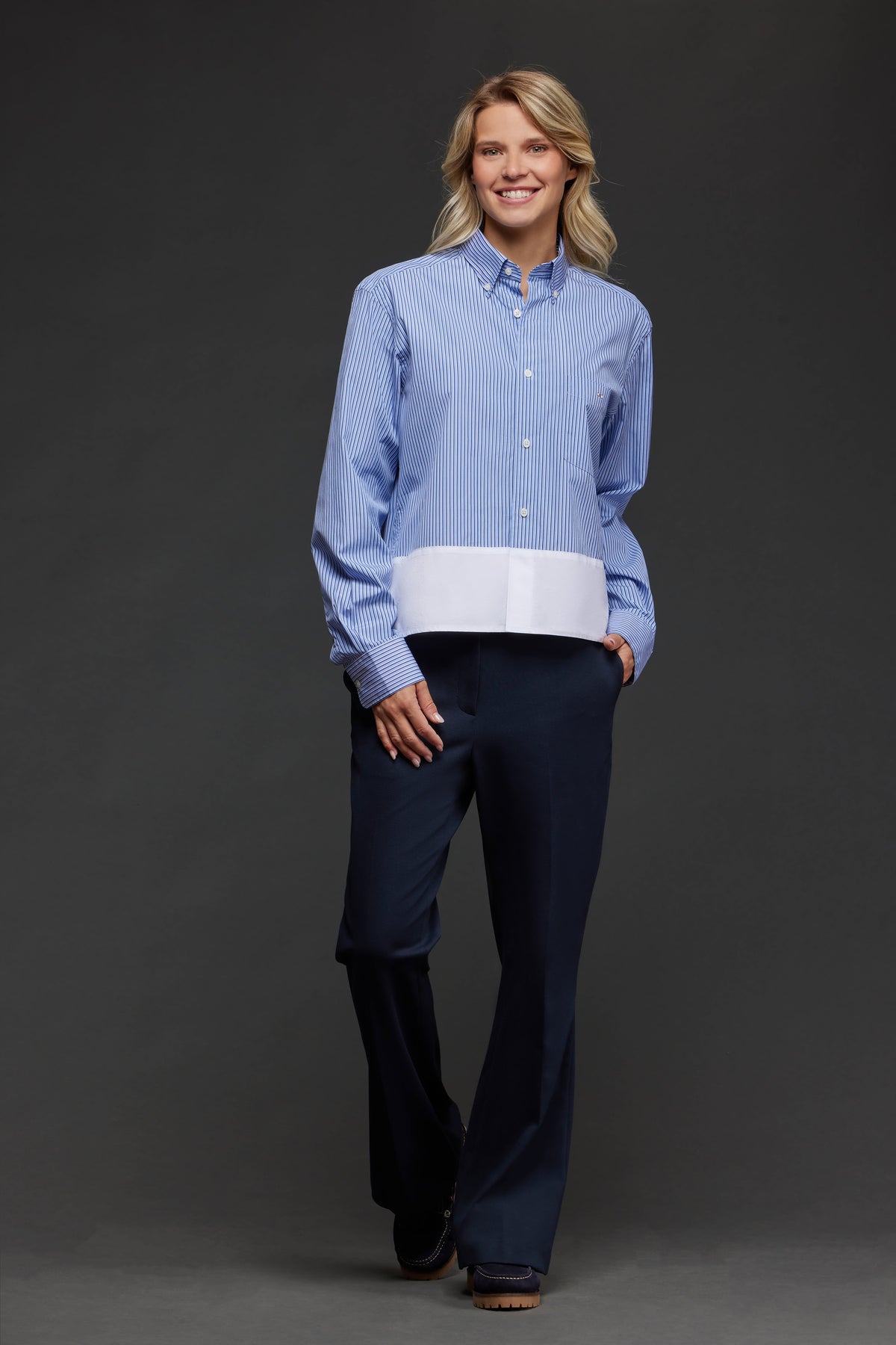 Chemise upcyclée Pap'Atelier en coton rayé bleu à empiècement blanc