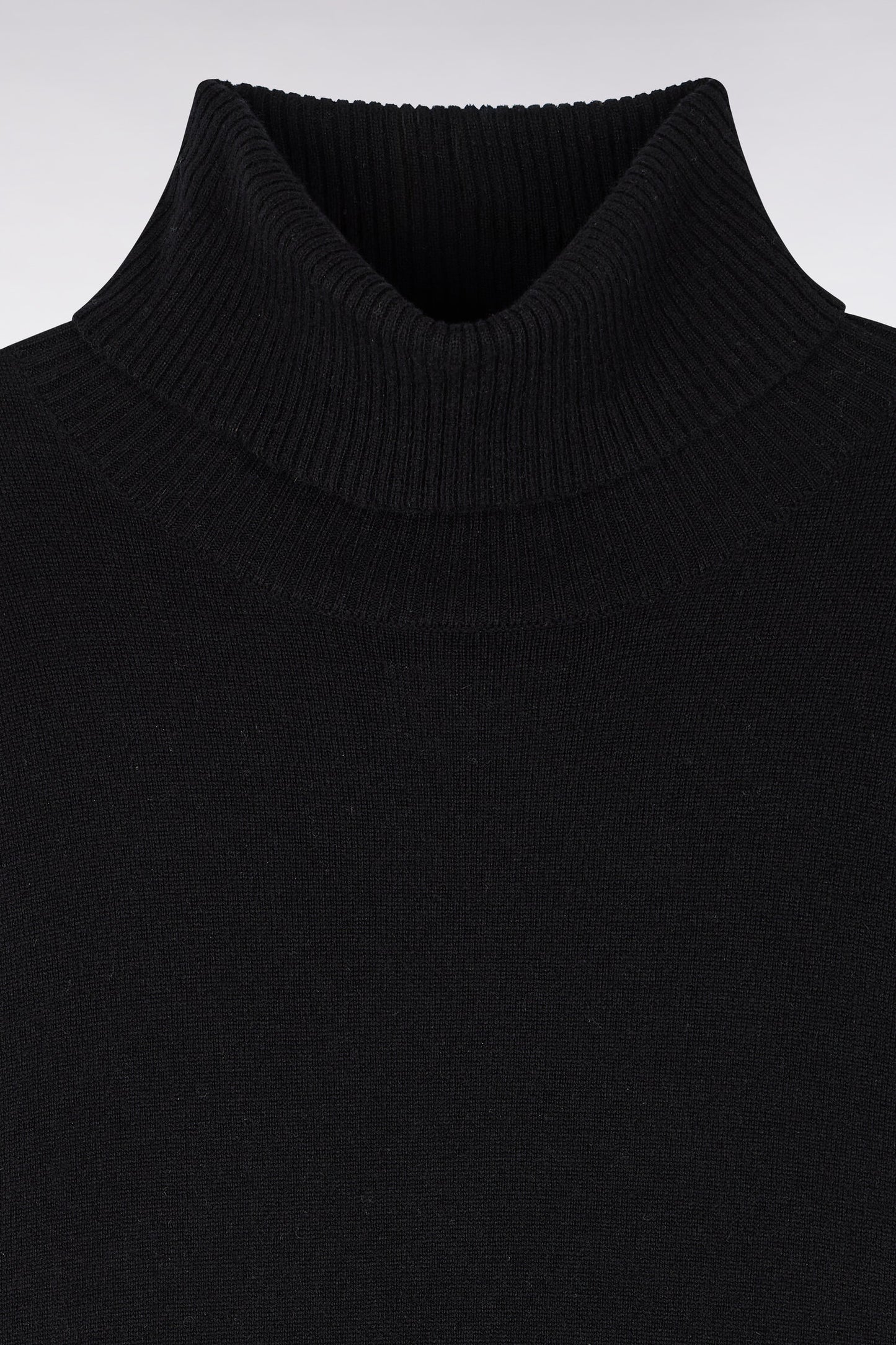 Pull col roulé en laine vierge et cachemire noir