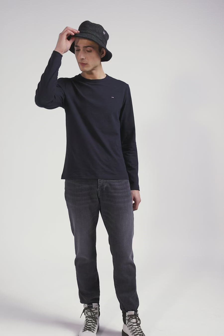 Slim navy blue long-sleeved cotton T-shirt