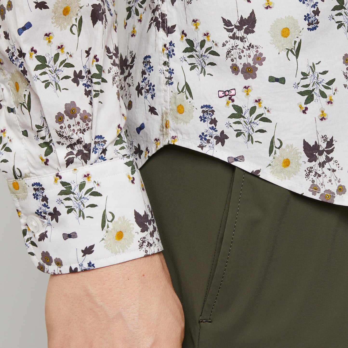 Slim fit shirt with a floral print